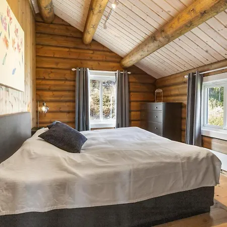 Scenic Cabin, 30 Mins From Airport Chalet *